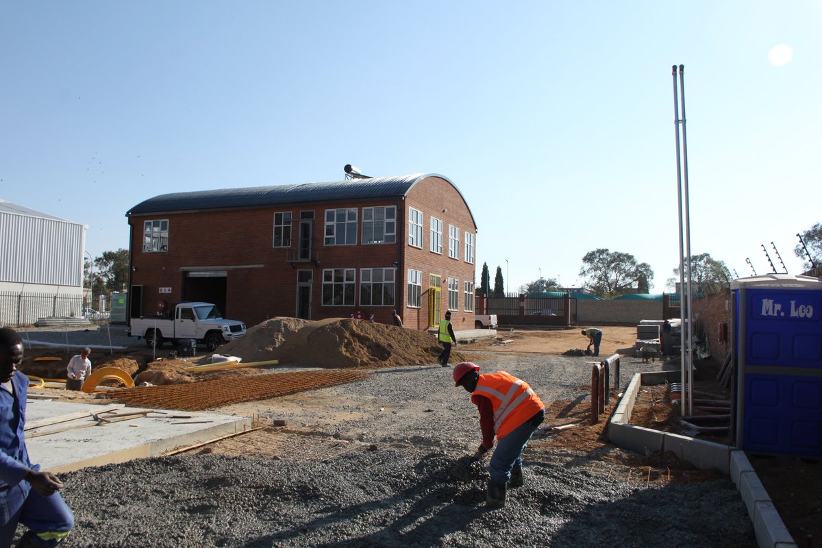 Big5projects's tweet image. We&apos;re often asked about the design capabilities of #CFS &amp;amp; the technologies ability to form different shapes for facades &amp;amp; roof designs. 

#CFS design capabilities are truly infinite. 

Here we have a circular roof for a diesel depot we constructed for our client in #Johannesburg
