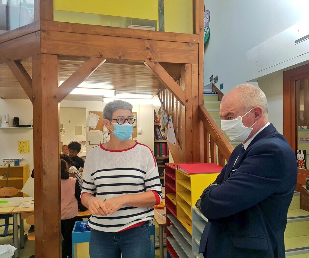 DSDEN_35's tweet photo. L'inspecteur d'académie DASEN, Christian Willhelm, en déplacement école de la Poterie, rappelle le levier intéressant qu'est l'école ouverte pour réduire les inégalités. https://t.co/90A2u1UjeJ