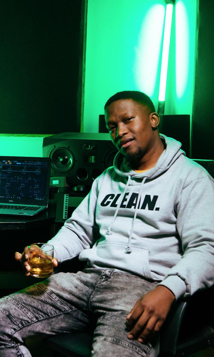 sahiphop247's tweet photo. Music : @kwestadakar done blessed us all with a blazing new #JamesonStayInn joint along with @k1Jaxe currently available on @JamesonSA website now!!🌍🔊📈💲💰📺🔌💻🖲🔋
Link : https://t.co/k9L2lRoEYf https://t.co/PqONqfcDlB