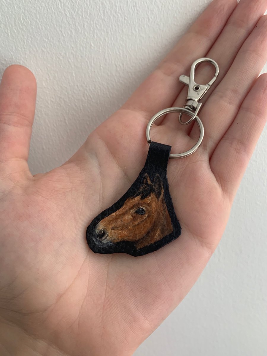 My first ever horse keyring, and I had the pleasure of drawing this gorgeous boy😍 
I love how this turned out and I’d love to do more😍 #petportrait #handpainted #keyring #acrylic #petportraitartist #supportsmall #art #horse #horseportrait