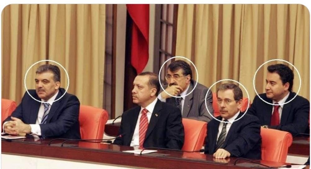 Bu karedekilerden geriye A. Aksu kaldı.

En tepeye taşıdıkların ihanetine uğramak ne acıdır.

Makamların değiştirmediği/değiştirmeyeceği insanlardan olmak lazım.

Yüce Pir ne güzel der:

“Dönen dönsün ben dönmezem yolumdan.”

Beklentisiz yoluna devam eden hasbilere bin selam!