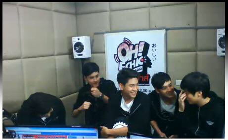 whocaresC_C's tweet photo. เธอๆๆๆ นั่น #คชาปลื้ม แห่ง #flytofin อะ แห่ง #sleeprunwayband ด้วย มันคือตำนาน555555555555 #KachaNontanun #kachaxfantopia2020 #fantopia2020impactarena https://t.co/sSzYjfsLsH