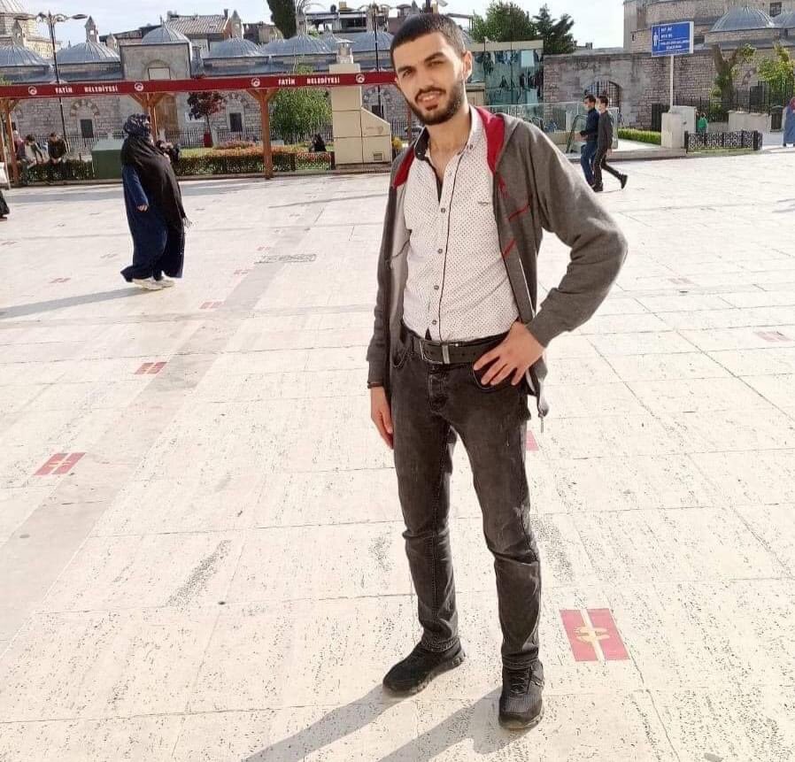 Babası savaşta ölünce 6 kız kardeşi ve annesiyle Esed'in bombalarından kaçıp Türkiye'ye sığınmıştı Abdulkadir Davut. Abdulkadir "Sizi istemiyoruz, Suriye'ye dönün" diyen ırkçı bir Türk tarafından Zeytinburnu'nda öldürüldü. 
Yazıklar olsun, utanç verici.