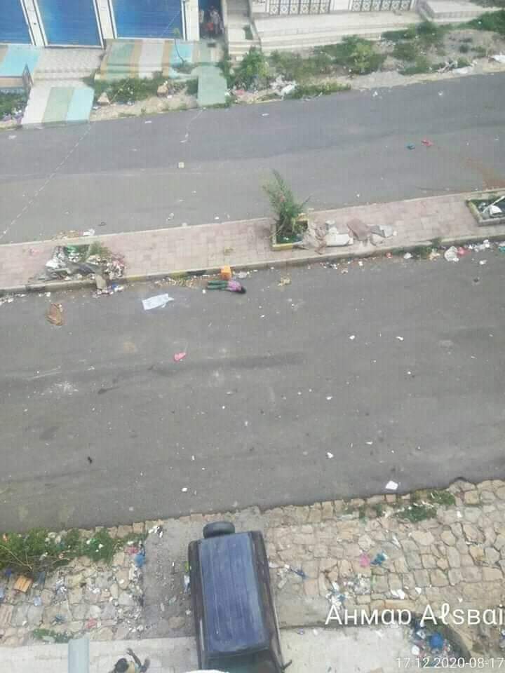 YeFeministVoice's tweet photo. رويدا طفلة لا يتجاوز عمرها 4 سنوات، تذهب لتحضر الماء في حي الروضة-تعز ، فيكون بنتظارها رصاصة قناص، فتصيبها، هي الآن تصارع من أجل الحياة في ا��مشفى بعد أن سحبها اخوها الطفل أيضاً، لمحاولة إنقاذها، ما هذا البؤس والرعب الذي يعيشه الأطفال في اليمن. https://t.co/uMJtOcr9oO