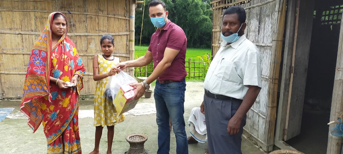 nhm_assam's tweet photo. Our #HealthWorker goes beyond their duty of health service &amp; lends a helping hand to the family of JE recovered patient in #Darrang district by providing some cash &amp; packages of balanced &amp; nutritious diet to keep her immune system strong in view of #COVID19.

#HealthyAssam https://t.co/jOD7Bhwrac