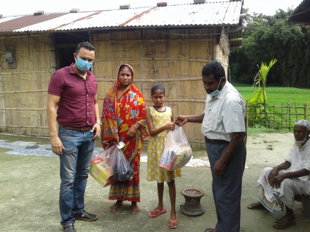 nhm_assam's tweet photo. Our #HealthWorker goes beyond their duty of health service &amp; lends a helping hand to the family of JE recovered patient in #Darrang district by providing some cash &amp; packages of balanced &amp; nutritious diet to keep her immune system strong in view of #COVID19.

#HealthyAssam https://t.co/jOD7Bhwrac