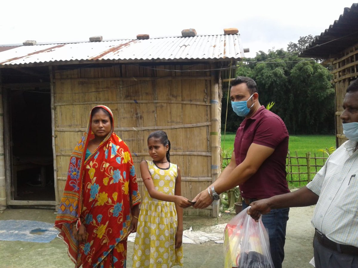 nhm_assam's tweet photo. Our #HealthWorker goes beyond their duty of health service &amp; lends a helping hand to the family of JE recovered patient in #Darrang district by providing some cash &amp; packages of balanced &amp; nutritious diet to keep her immune system strong in view of #COVID19.

#HealthyAssam https://t.co/jOD7Bhwrac