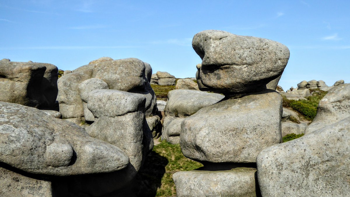 The Woolpacks are Gritstone formations which look like they belong in a Salvador Dali painting.

#KinderScout #Derbyshire