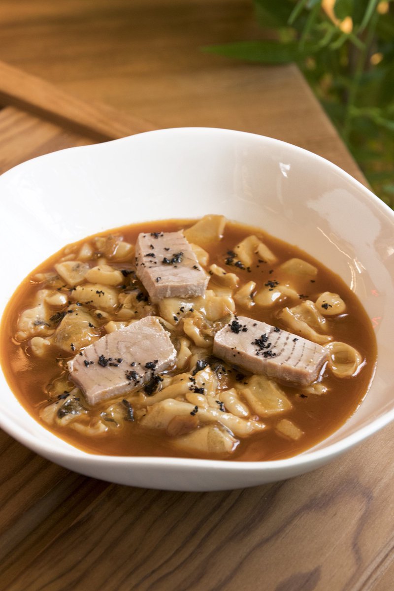 Atuneate's tweet image. Guiso meloso de callos de bacalao y solomillo de atún rojo con papada de bellota, cualquiera de nosotros pueden comerse un buen plato en cualquier momento, con pan para mojar y una copa de vino. #atuneando en Kraken Barbate #barbate #atuneate #atunitis #callos