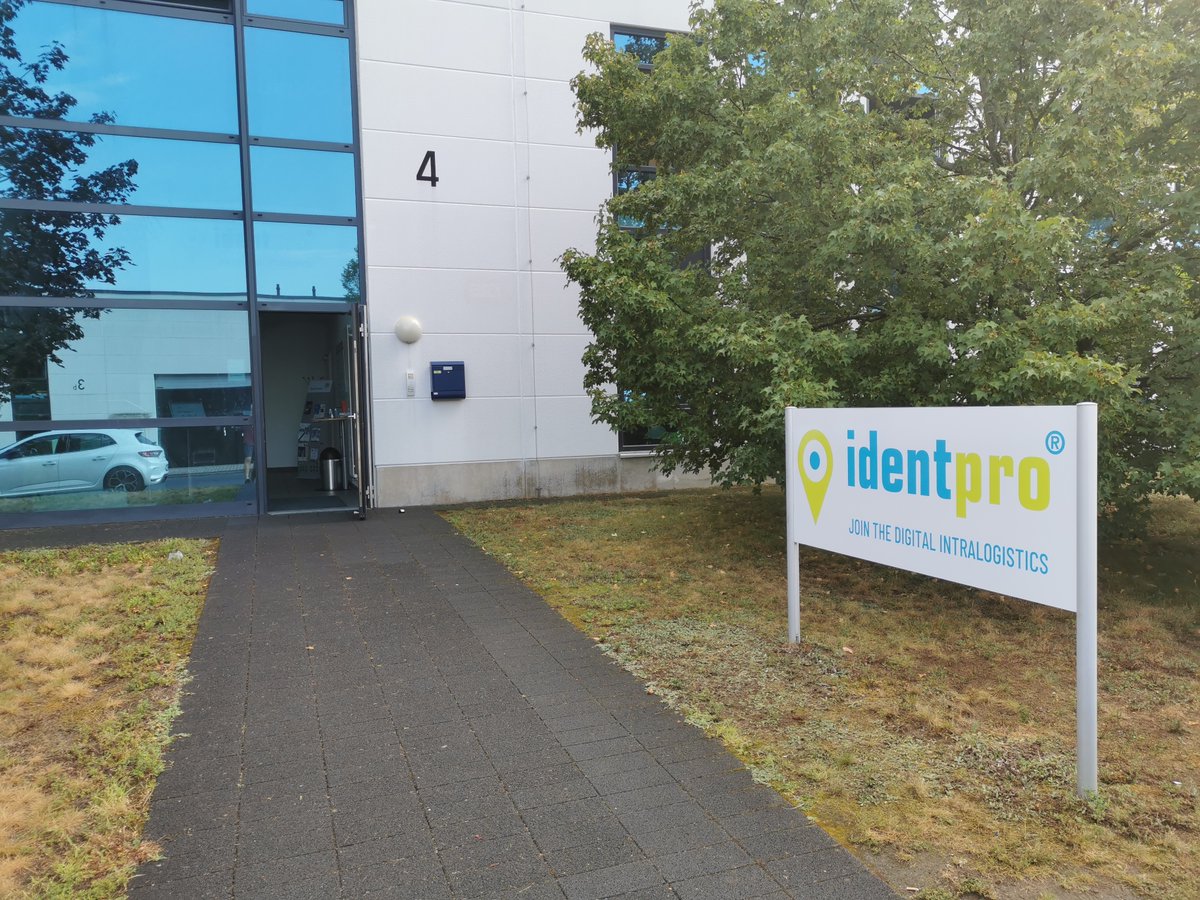 Diese Woche haben wir auch unser altes Logo am Eingang verabschiedet – sieht fresh aus - identpro – joint the digital intralogistics – hier ist unser Name auch Programm. Hoffentlich gefällt’s