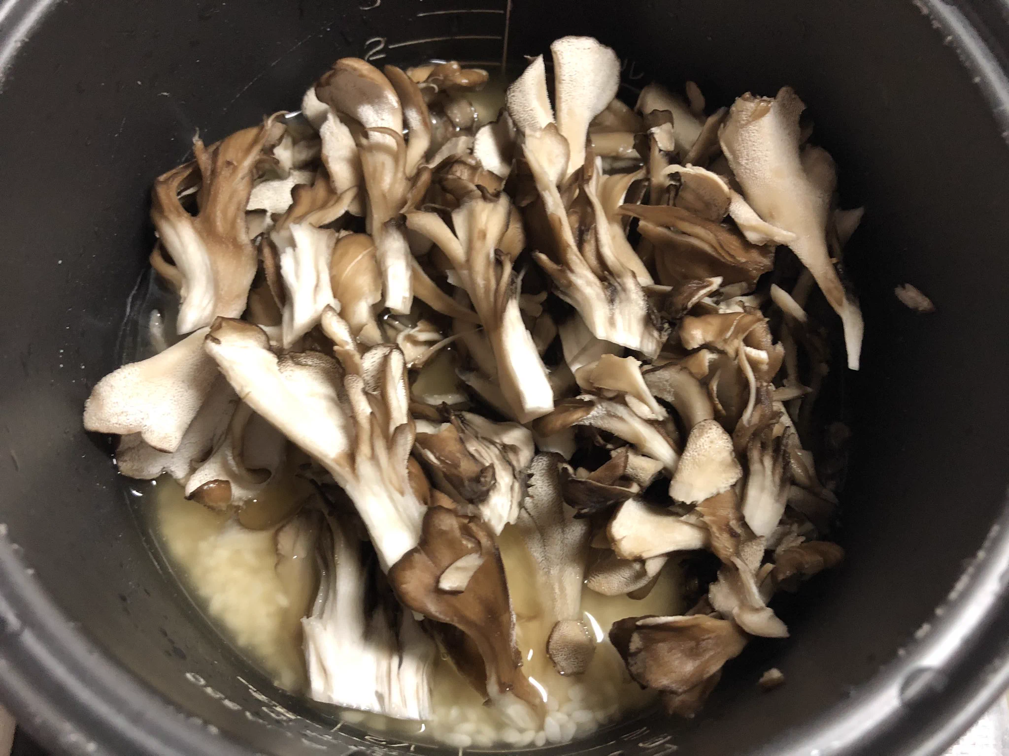 一足早く秋を感じられる？シンプルながら幸せ気分を味わえる「舞茸ごはん」のレシピ！