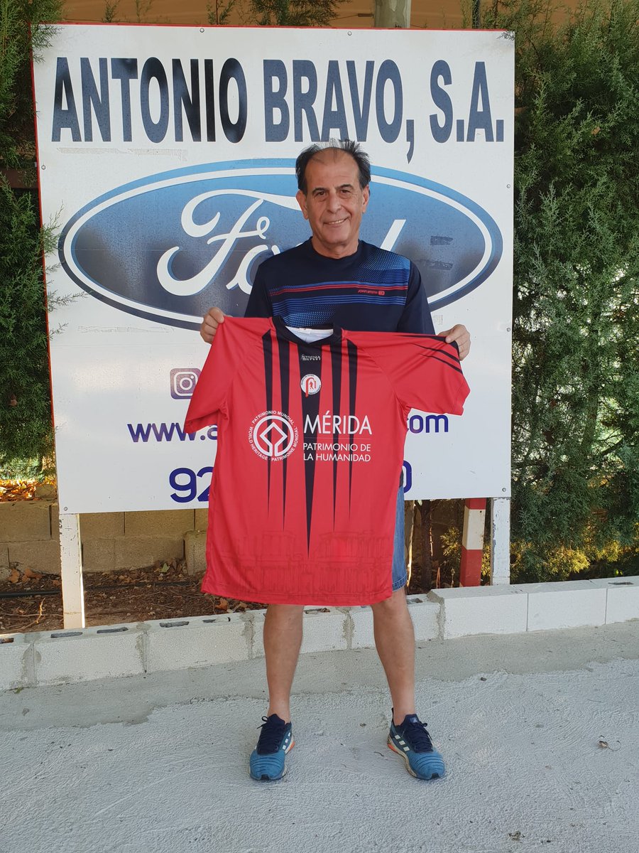 Presentamos a Pepe, nuestro nuevo entrenador para el primer equipo, conocido como Pepe "El bomba". Entrenador con una amplia y exitosa trayectoria y que seguro nos va a aportar sabiduría y experiencia.
¡¡Bienvenido Pepe!!