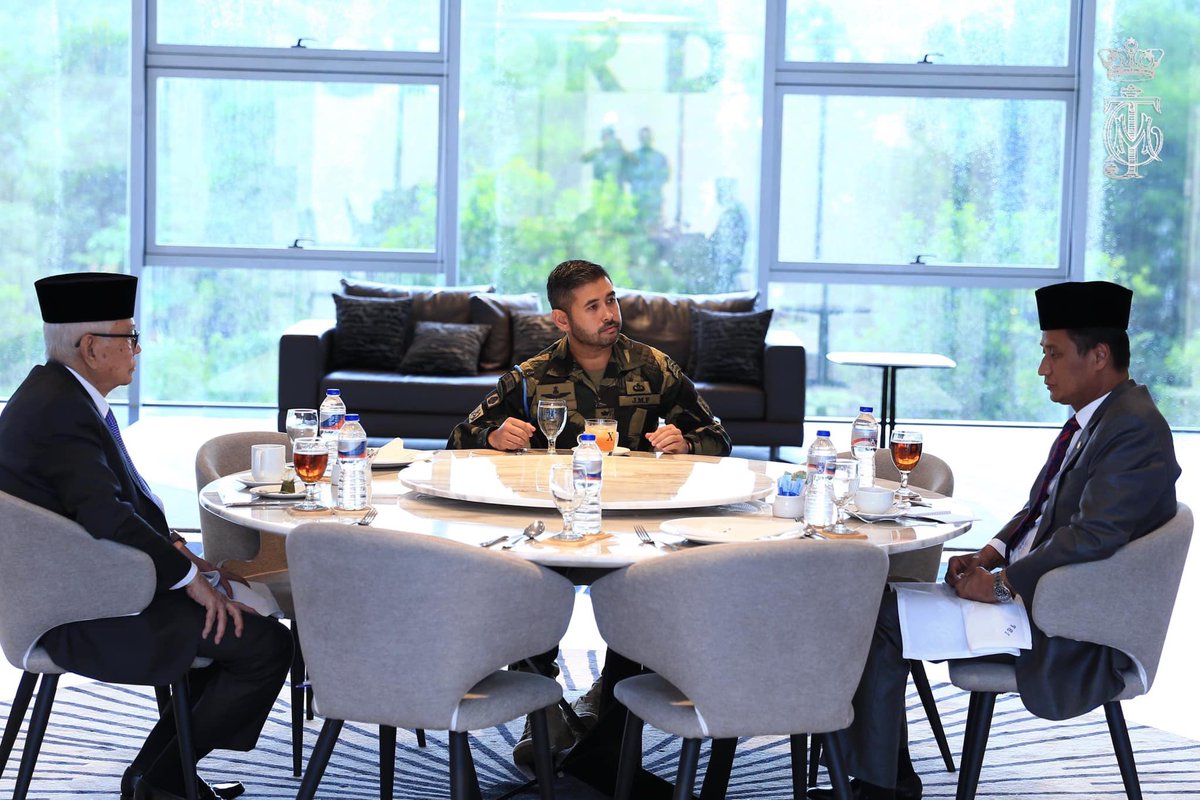 HRHJohorII's tweet photo. DYAM Mejar Jeneral Tunku Ismail Ibni Sultan Ibrahim, Tunku Mahkota Johor selaku Pegawai Memerintah Askar Timbalan Setia Negeri Johor (JMF) berangkat menjalankan tugas harian di Kem Sultan Ibrahim pada hari ini, 18 Ogos 2020. (1/2) https://t.co/NM5W21V3L3