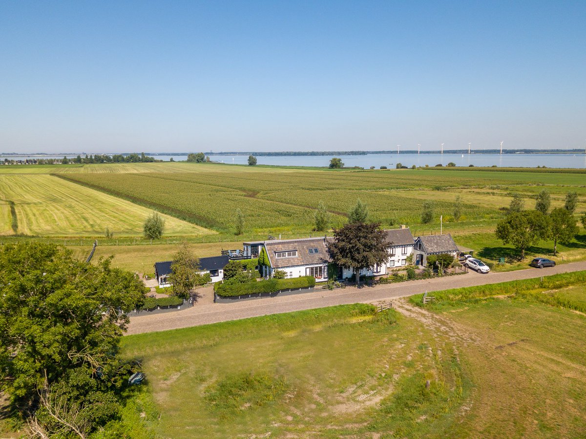 prinsmakelaars's tweet photo. In verkoop, Eemdijk 8, Eemdijk ]. Vraagprijs  € 750.000,-- k.k. Een sfeervolle #half #vrijstaande #dijkwoning met een zonnige tuin, veranda en een dubbele houten garage met berging op een perceel van bijna 600 m² in het prachtige buitengebied van de rivier de Eem. https://t.co/0K0lrsRC1n