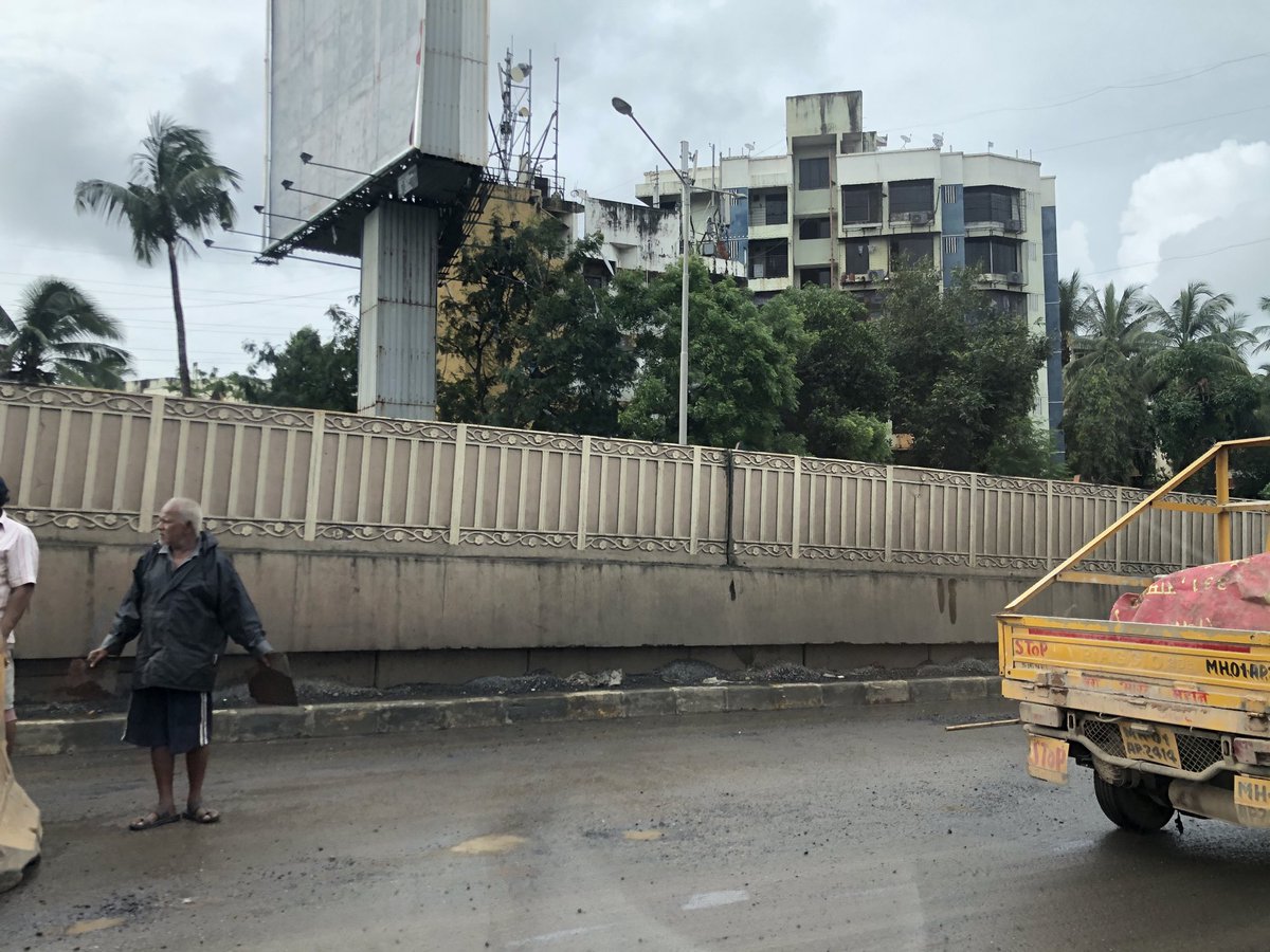 SunilGhate1's tweet photo. Potholes #EEhighway Chhedanagar Chembur.Same spot,1 pic y’day,1 today. I fail to understand ⁦@MMRDAOfficial⁩ doing repairs everyday! ⁦@RoadsOfMumbai⁩ ⁦@mumbaitraffic⁩ ⁦@RidlrMUM⁩ ⁦@smart_mumbaikar⁩ ⁦@ChemburChapters⁩ ⁦⁦@mumbaimatterz⁩ https://t.co/AaoIOfOonP