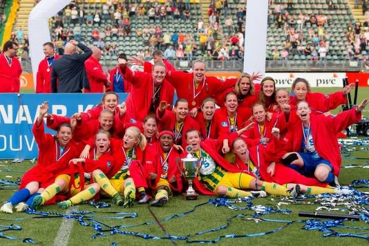 WSA_NL's tweet photo. Jennifer Vreugdenhil kiest voor maatschappelijke carrière en stopt met professioneel voetbal.
“Geluk is houden van wat je doet en doen waar je van houdt!" Dat is de lijfspreuk van Jen, die volgt ze en het is mooi geweest. Dank voor de samenwerking @JennVreugdenhil what a ride! https://t.co/SUQSsZVlLI