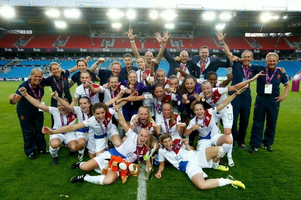 WSA_NL's tweet photo. Jennifer Vreugdenhil kiest voor maatschappelijke carrière en stopt met professioneel voetbal.
“Geluk is houden van wat je doet en doen waar je van houdt!" Dat is de lijfspreuk van Jen, die volgt ze en het is mooi geweest. Dank voor de samenwerking @JennVreugdenhil what a ride! https://t.co/SUQSsZVlLI