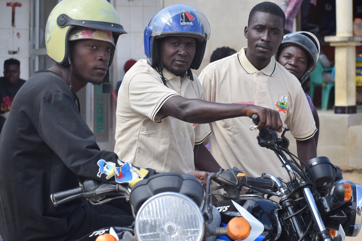 msoapomtwara's tweet photo. Afisa kilimo wa kilimo Hai(kilimo ambacho hakitumii mbolea za kimekali) Mr Daniel akigawa Tshat kwa vikundi mbali mbali vya boda boda ,lengo ni kuhamashisha na kujitangaza kwa jamii waje kununua kwa wingi mboga za kilimo hai ili wakulima wetu waweze kunufaika. https://t.co/2UTgOj40aT