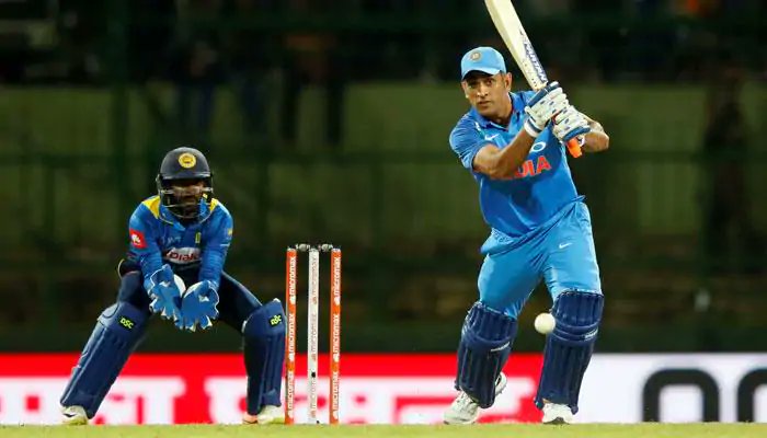 (41) MS Dhoni averages 134 against Muttiah Muralitharan's bowling in ODIs!Runs - 268Balls - 317Avg - 134Strike-rate - 85