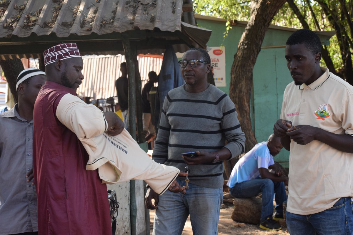 msoapomtwara's tweet photo. Afisa kilimo wa kilimo Hai(kilimo ambacho hakitumii mbolea za kimekali) Mr Daniel akigawa Tshat kwa vikundi mbali mbali vya boda boda ,lengo ni kuhamashisha na kujitangaza kwa jamii waje kununua kwa wingi mboga za kilimo hai ili wakulima wetu waweze kunufaika. https://t.co/2UTgOj40aT