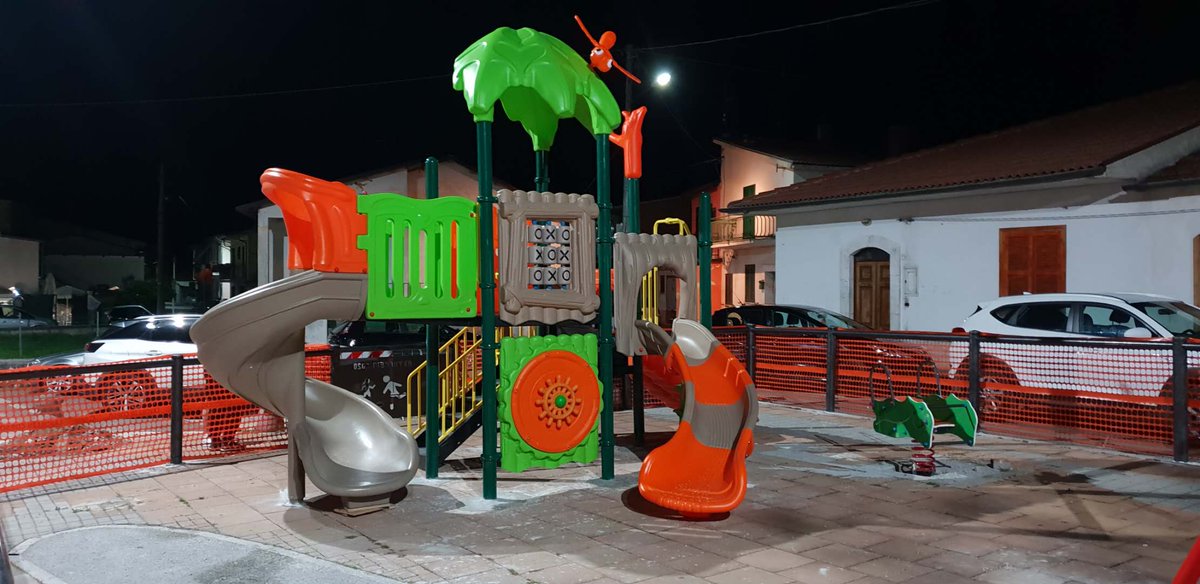 Elsa_1216's tweet photo. All over the place was six pence, but he looked up at the moon.
满地都是六便士，他却抬头看见了月亮。
#outdoorplayground #outdoorslide #kidsplayground #plasticslide https://t.co/P2UyuW0IS3