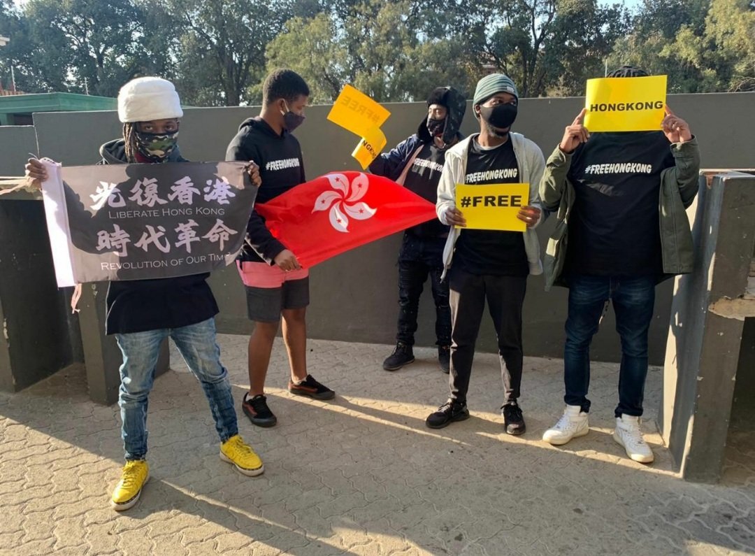 HongkongRSA's tweet photo. When our guy realised he made the mistake of holding the flag upside down..😂
Sorry for that Hongkongers !
#FridaysForFreedom
#FreeHongKong
#FreeHK 
#SouthAfrica 
#weconnect https://t.co/C7xDjF3Jjy