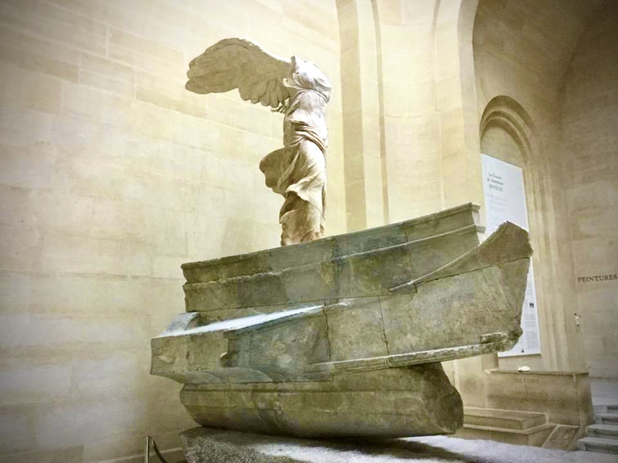 佐藤 誠一 熊猫社中 洋食キッチンsato フランス パリ シェフ旅の写真 フランス仕入れ研修編 ルーブル美術館 サモトラケのニケ ヘレニズム期の大理石彫刻 翼のはえた勝利の女神ニケが 空から船のへさきへと降り立った様子を表現した彫像 フランス