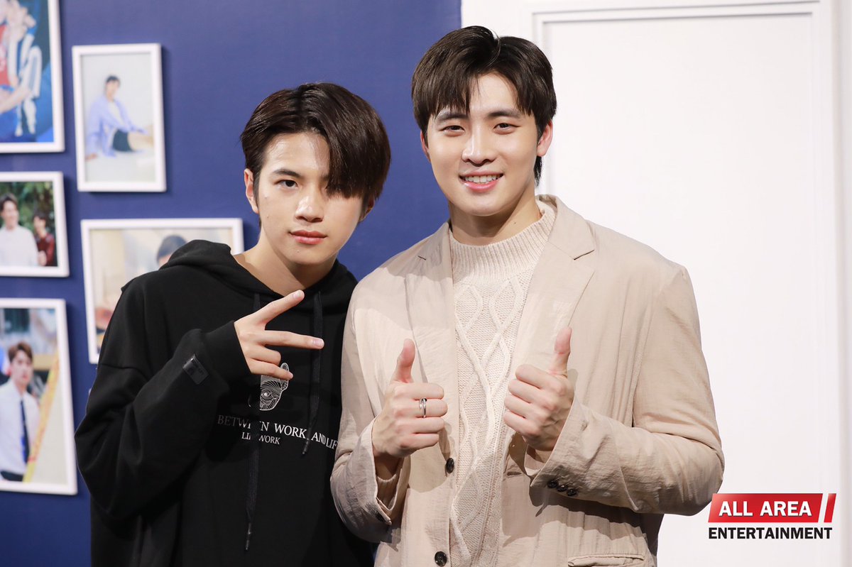 allarea_ent's tweet photo. “มีน-พีรวิชญ์” ควงแขน “แปลน-รัฐวิทย์” ซ้อมจิ้น!! รูปแบบซิทคอมครั้งแรก ใน MEAN Sitcom World VLIVE
อ่านต่อ : https://t.co/Qn7OSCijAo
#m34nismind #MeansitcomPresscon
#คนของแปลน #มีนแปลน https://t.co/2T98mCWXO5