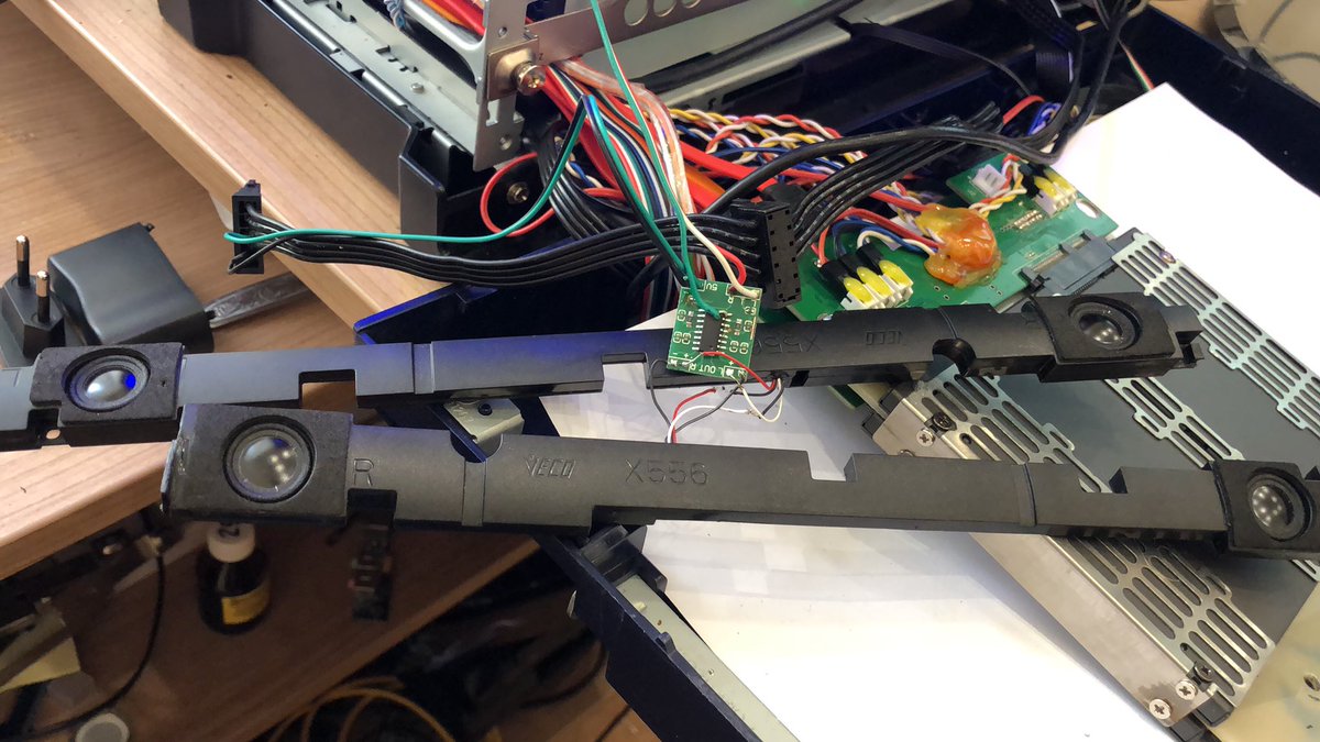 WowihaY's tweet image. #CustomMod високочастотні шуми майже поборов. Як на живлення від імпульсного БЖ підсилювача D-класу та на ноутбучну акустіку-вельми добре! Викинув зі схеми пару кондьоров та "віртуальну землю входу під'єднав до входу VREF мікрухи. А 2*2 дінамики у послідовній схемі (8 ом) 👍