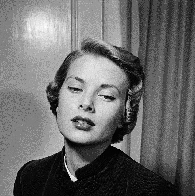 jatustein's tweet photo. #GraceKelly #c1949 #photography https://t.co/qoZjzP9dO5