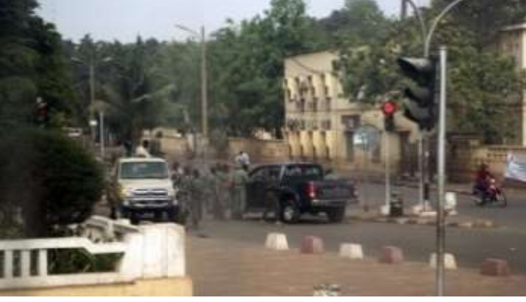 m5_rfp's tweet photo. Un ULTIMATUM aurait été donné au Pdt #IBK de quitter le pays avant 14h.Passe ce temps,l’assaut sera donné contre sa résidence principale à #Sebenicoro.D’autres sources confirment déjà l’arrestation de son fils #Karim_Keita.À vérifier pour ce dernier. https://t.co/8rcTgiqZQT