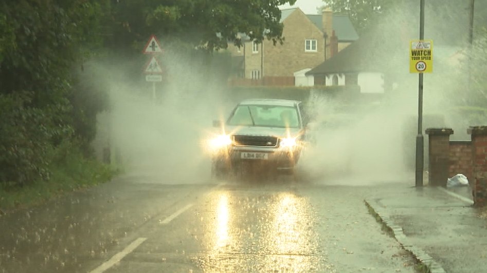 Lightning strikes school as thunderstorms bring flash flooding to Anglia region | ITV News - ITV News j.mp/2EcXft6