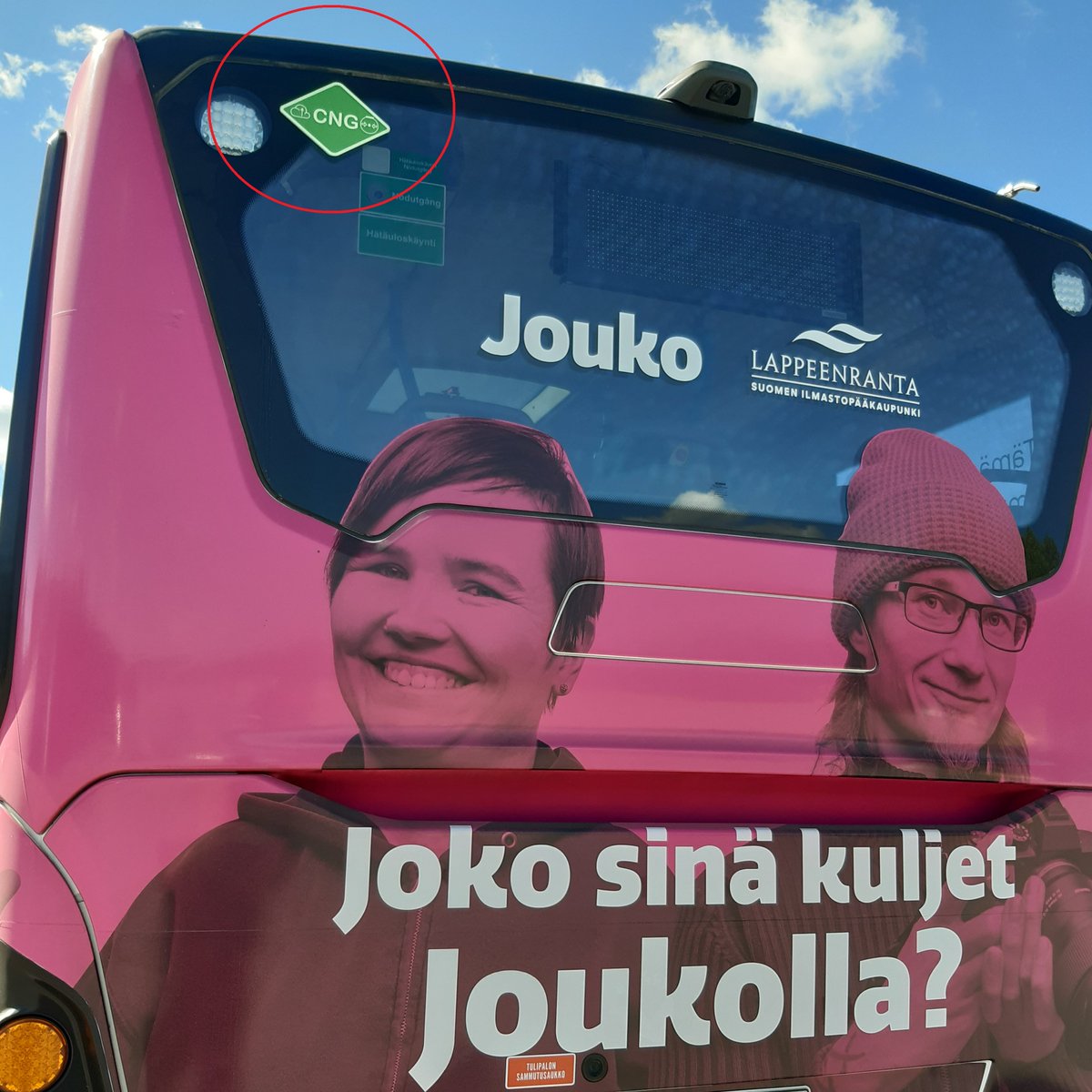 OlliTHirvonen's tweet photo. Biokaasukäyttöiset kaksi bussia @LappeenrantaFi paikallisliikenteessä on nyt merkitty käyttövoimatarroilla. Tämä helpottaa mahdollisessa onnetomuustilanteessa @EKpelastus pelastustoimia. #biokaasu #iso17840 #ctif #lappeenranta https://t.co/MsSIfh7fAx