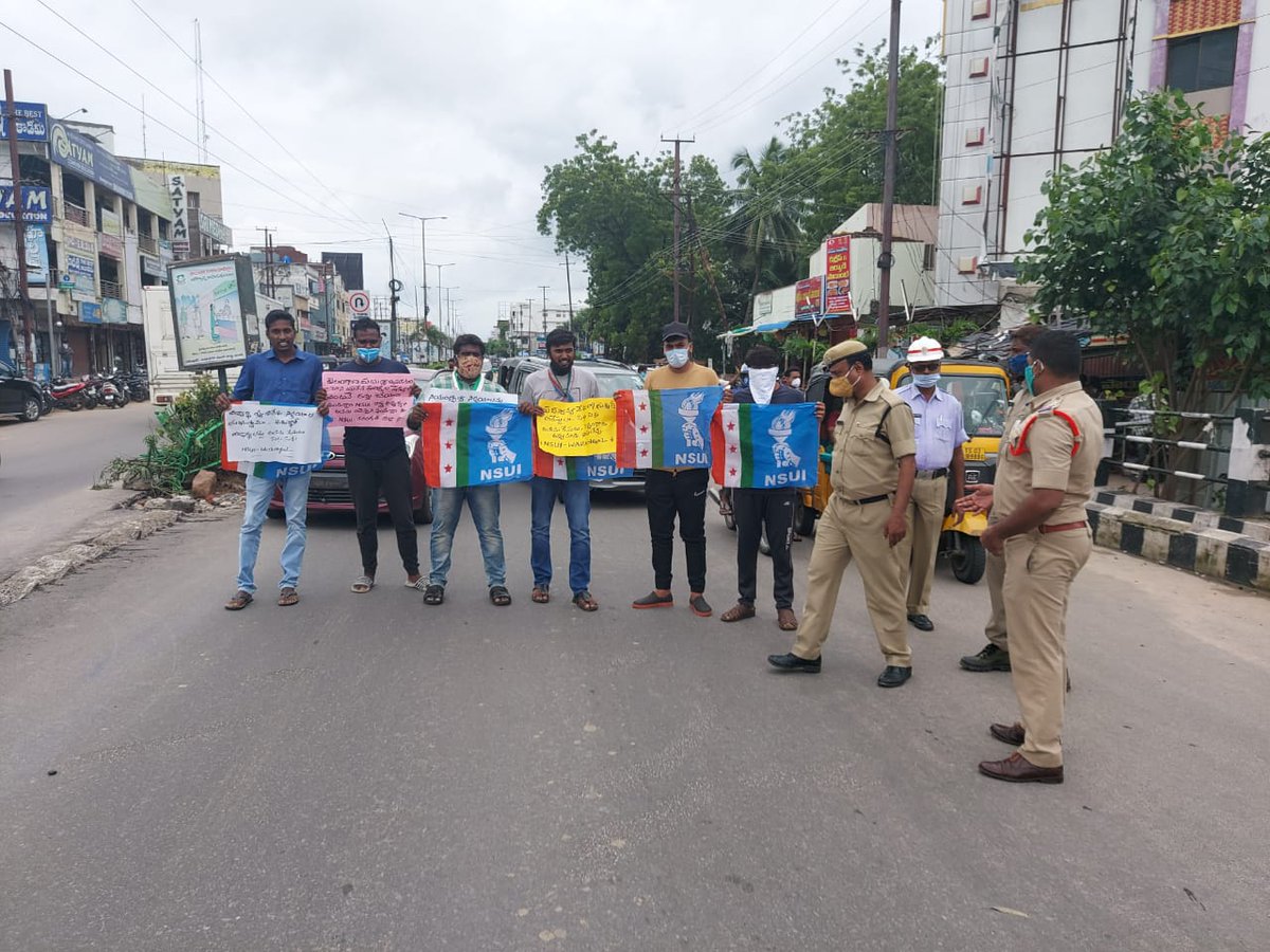 TSNSUI's tweet photo. Warangal urban district @nsui team Organised Peace Protest against the Undemocratic arrest of 31 @TSNSUI Leaders and Demanded the State Government to promote all the students to Higher Classes Without Exams. @INCTelangana @guptar @Neerajkundan @IYCTelangana
#KTRAgainstStudents https://t.co/K0U0VrzJEd