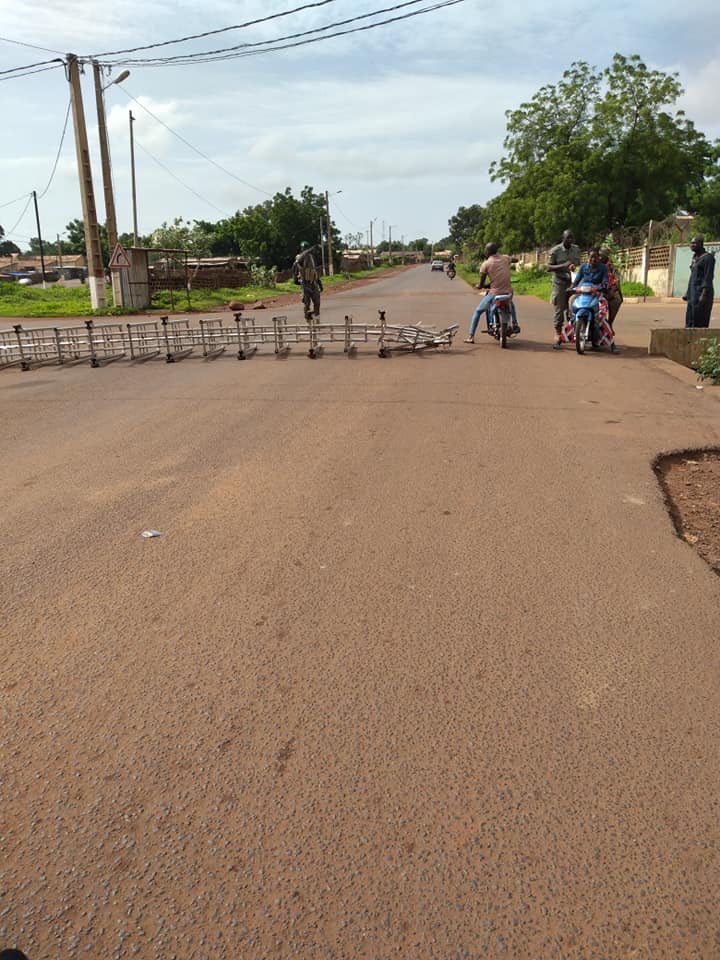 descifraguerra's tweet image. 🇲🇱 GOLPE DE ESTADO EN MALÍ 🇲🇱

El Coronel Sadio Camara, líder del motín, habría puesto en arresto domiciliario a varios miembros del gobierno incluido el Primer Ministro, al portavoz del parlamento, al jefe de la Guardia Nacional y al Jefe del Estado Mayor de las Fuerzas Armadas.