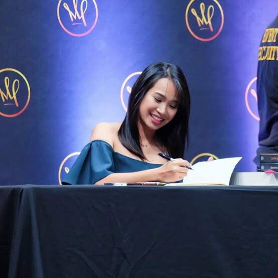 montefalcowife's tweet photo. Remember when ate J waited for everyone to have JONAPP. 
We are never separated. 
We are one with @jonaxx_WP in celebrating every success and new milestone. 💜

#TeamJSLsWeAreOne
#TeamJSLsWeAreOne https://t.co/mi2HjSBNr6