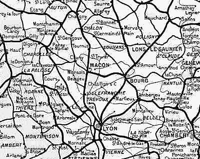 Autrefois, la quasi totalité des chefs lieux de cantons du territoire possédait une voie ferrée et une gare.Ce maillage était extrêmement fin, comme un réseau sanguin.