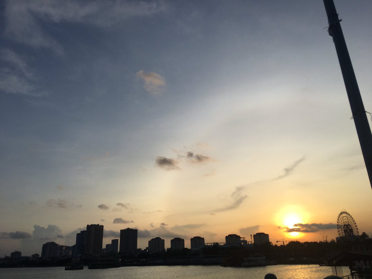 yoonmi_0909's tweet photo. sunset from 🇻🇳 
#Vsunset9000 
#HappyDayversaryTaehyung 
@BTS_twt 
@BTSdayversaries https://t.co/iUMV09dEX3