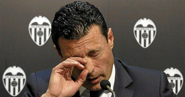 Pero qué pasó, que Peter Lim le prometió a Amadeo Salvo que él sería el propietario pero que la cabeza visible del Valencia sería Amadeo. Todo esto no duraría mucho, en 2015 sería forzado a dimitir por la directiva.