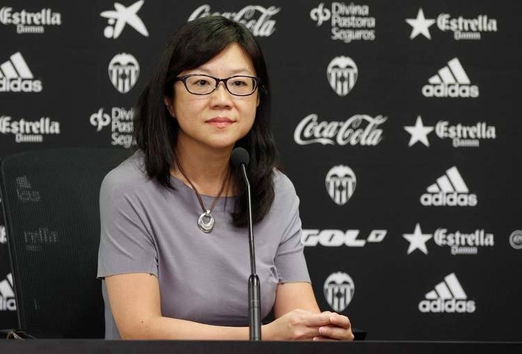 Layhoon es la mano derecha de Lim, una mujer brillante y muy competente en el mundo empresarial, pero a la cual el mundo del fútbol que no se rige por las normas lógicas de cualquier empresa la desborda.