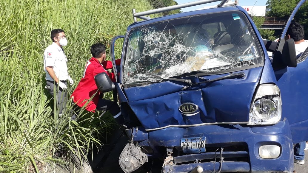 lexpineda's tweet photo. Un muerto y un herido fue el saldo de un accidente de tránsito registrado hoy en la mañana en el kilómetro 12 de la Calle de Oro, en la jurisdicción de Apopa. Cuerpos de socorro trasladaron al hospital a la persona que resultó golpeada. https://t.co/MZNpiMt8RX
