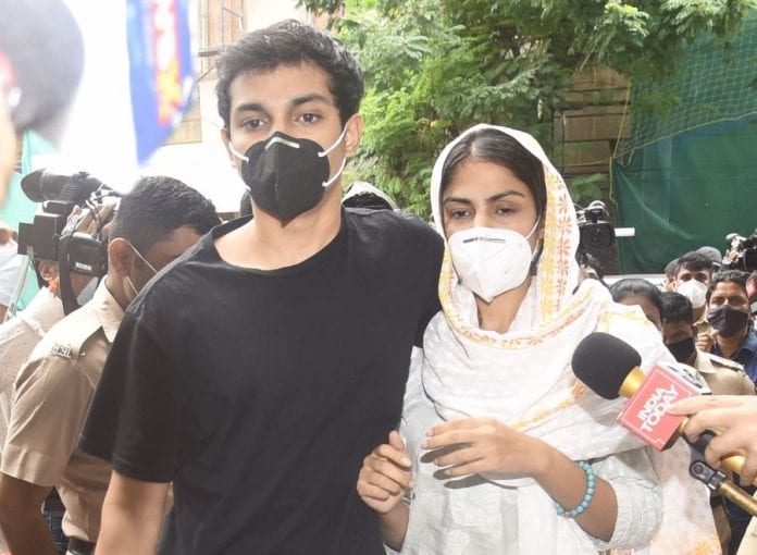 YourFilmCircle's tweet photo. #DailyDose: Top #Bollywood stories of the day

#RheaChakraborty #Justice4SSR #CBI4SSR #FilmCircle #FilmyBindiya #AamirKhan #aamir @TeamKangana_ @karanjohar @Tweet2Rhea @SushantSinghRajput @Ssr___Ssr @SushantFans6 @aamir_khan  

WATCH: https://t.co/Qji7r5EZKk https://t.co/S94Pirn9Y6