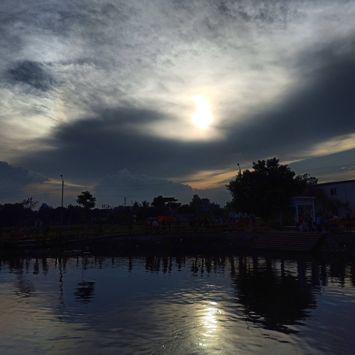 Hridon1's tweet photo. সময়ের স্রোতে ভাসিয়ে ভেলা
আমায় করে একেলা।

ভুবন ছারিয়া চলছে যাপন।

যা ছিল......তা ছিল
সময়ের গল্পে মিথ্যে স্বপন।

#নীল_কুঠির https://t.co/5iXds64sZg
