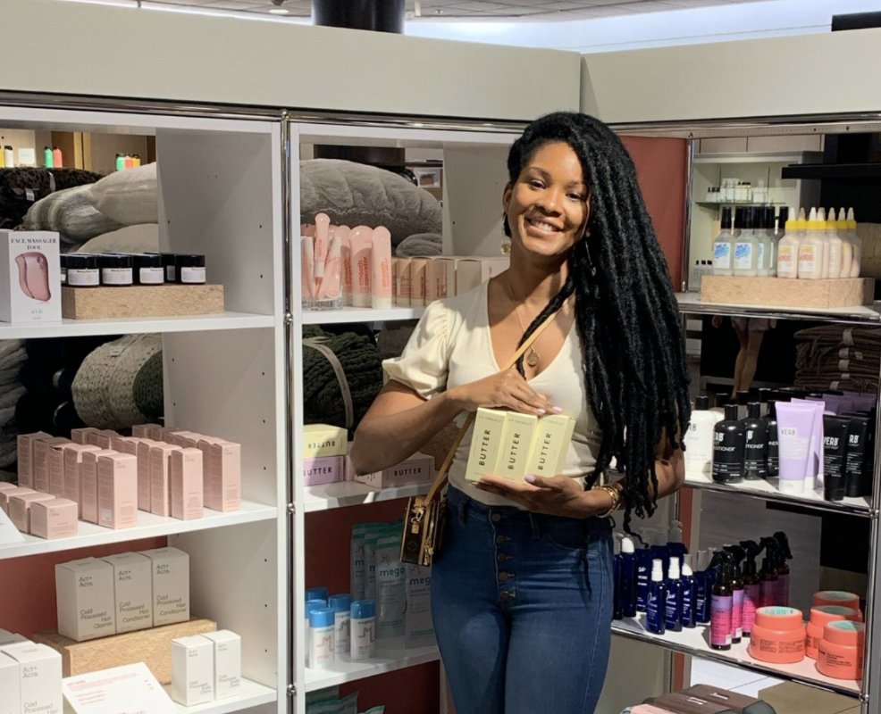 The Inner Workings of a Beauty Brand. From bootstrapping a service business to $600,000 per year, leveraging that to build a beauty brand from her living room, and getting that brand picked up by Nordstrom.How Christina did it and what’s next! /A Thread 