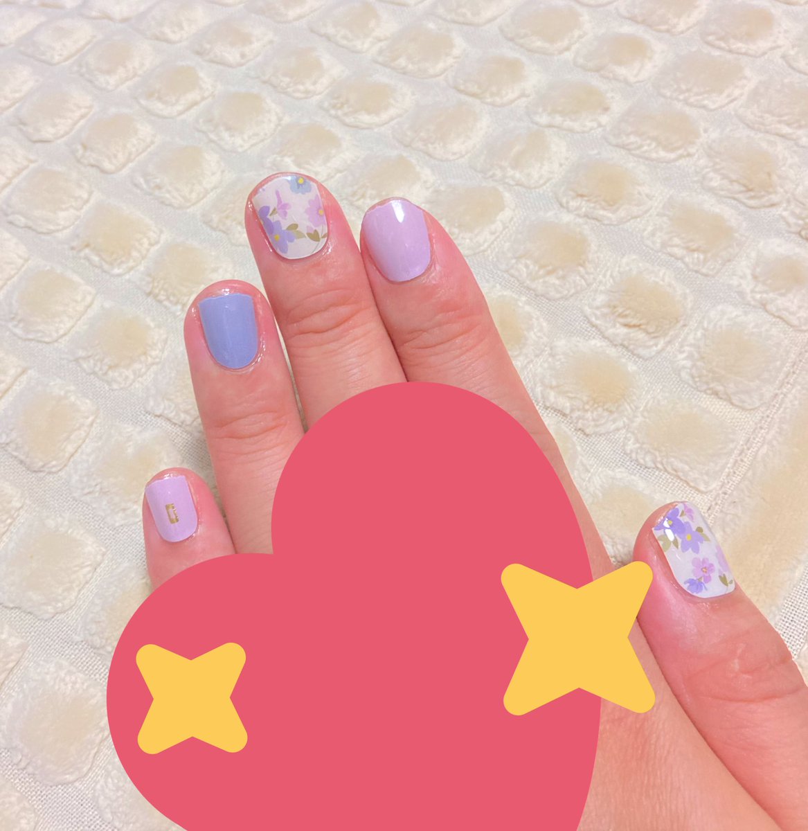 natsuonon's tweet photo. 今回はフラワーで！百均のネイルシール普通に1日で落ちてくるが楽しいのじゃ。そう考えたらオホーラ買った方がコスパいい…とりあえずクリアネイル買ってもちが良くなるか検証しよ… https://t.co/zWk6U3qN1q