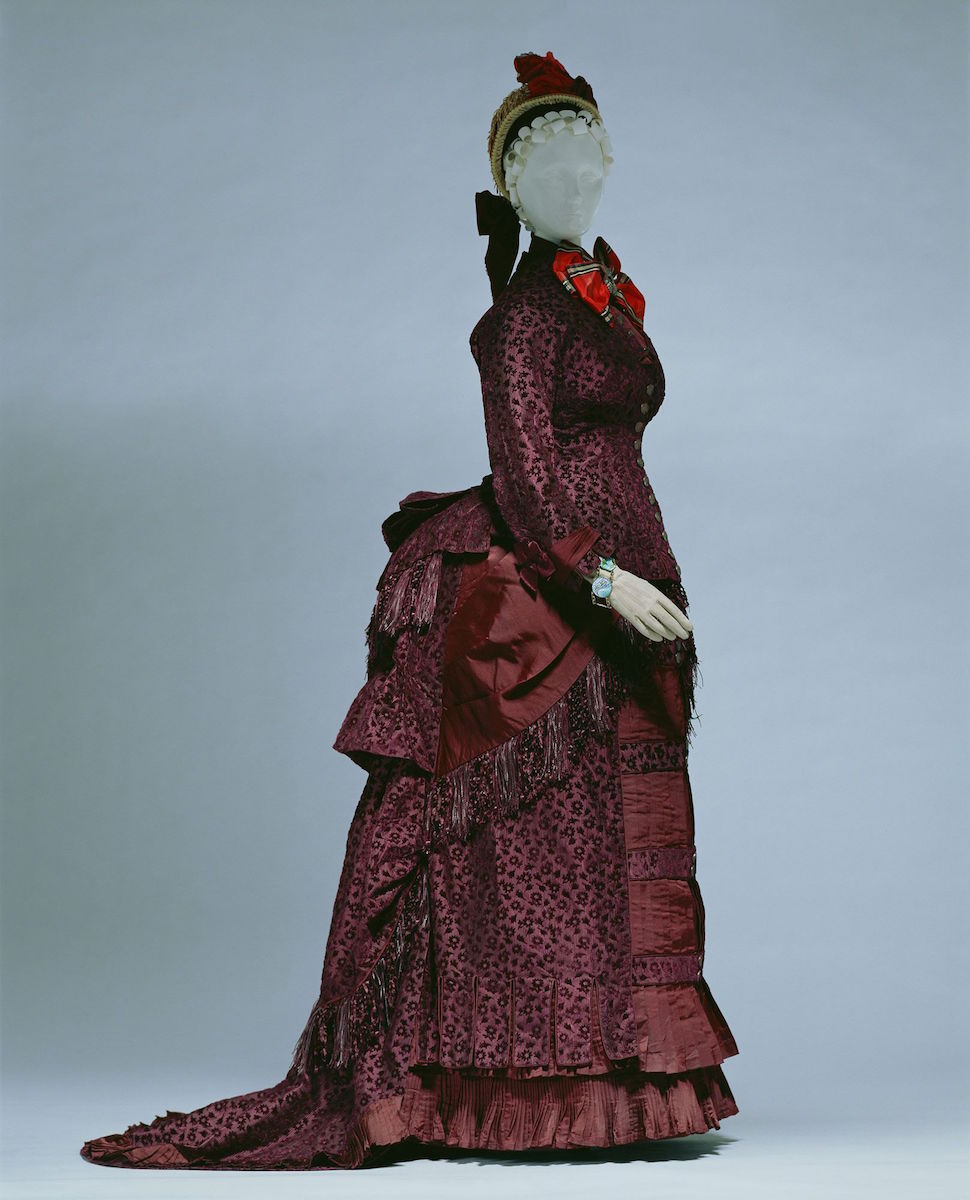 Fashion History Timeline 10s Women S Fashion Was Defined By The Rigidly Structured Bustle And An Abundance Of Decoration Dress Reformers Influenced By Artistic Movements Protested The Trends But Nonetheless These