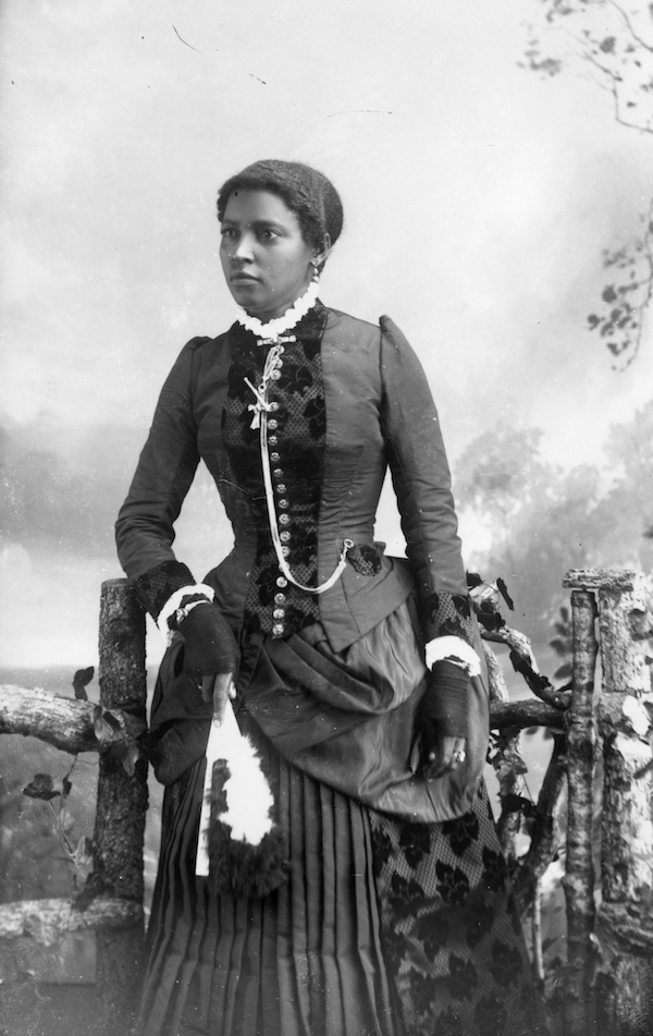 Fashion History Timeline 10s Women S Fashion Was Defined By The Rigidly Structured Bustle And An Abundance Of Decoration Dress Reformers Influenced By Artistic Movements Protested The Trends But Nonetheless These