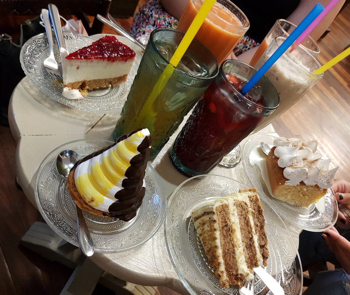 Laura_B_Holmes's tweet photo. El otro día fui a merendar con amigas y la camarera me dijo con pena "qué alegría ver a gente joven, nos suelen decir que es un sitio muy viejo" y me rompió el corazón porque es mi tipo de cafetería: elegante, acogedora y con unos dulces MARAVILLOSOS (C/Buenos Aires 13, Bilbao) https://t.co/tD7MgQiV4I