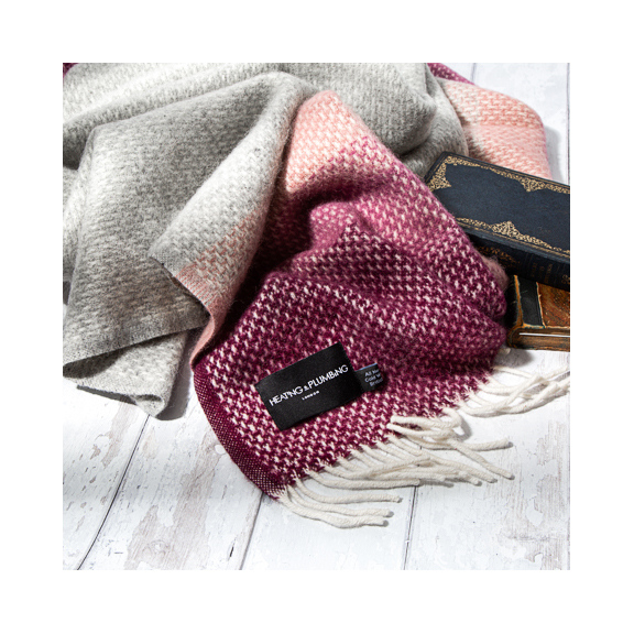 Is it winter yet 😀? 

Our super fluffy wool blankets are so cosy.  You just want summer to stop ... at least for an evening  😀!

heating-and-plumbing.com/collections/bl…

 #knittedblanket #knitthrow #homewares #interiordecor #chunkyblanket #gift #cosy #luxestyle #luxury #newwool