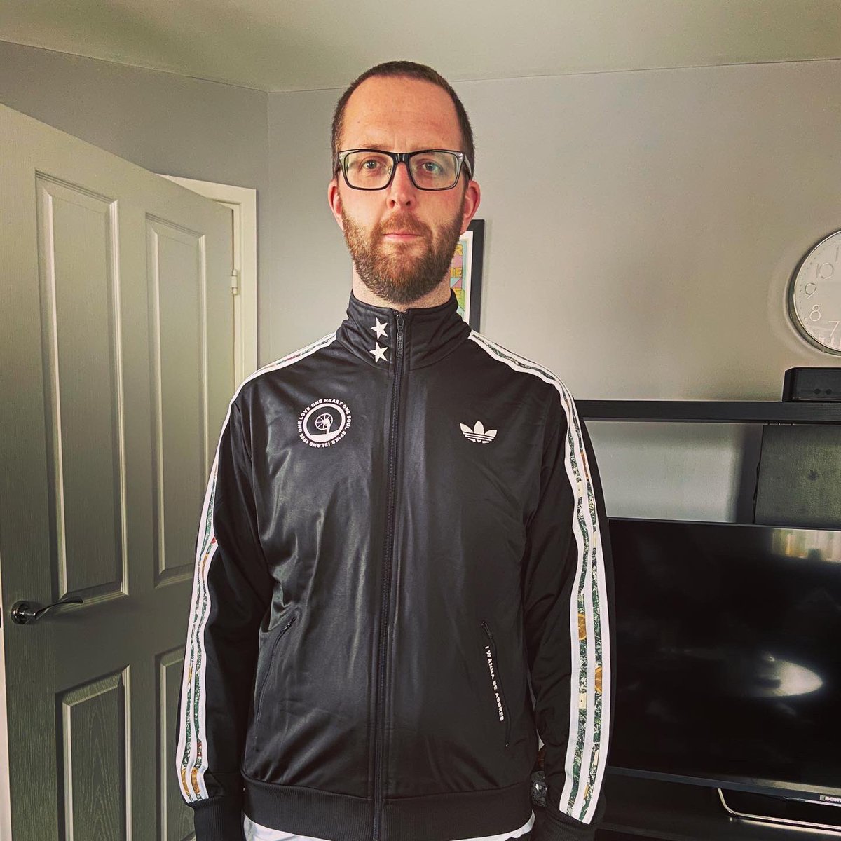 markpate83's tweet image. it might have took 7 weeks to arrive but i’m well happy with my #stoneroses🍋 @adidasoriginals custom made #tracksuitjacket from @retrorockstarclothing #oneloveoneheartonesoul